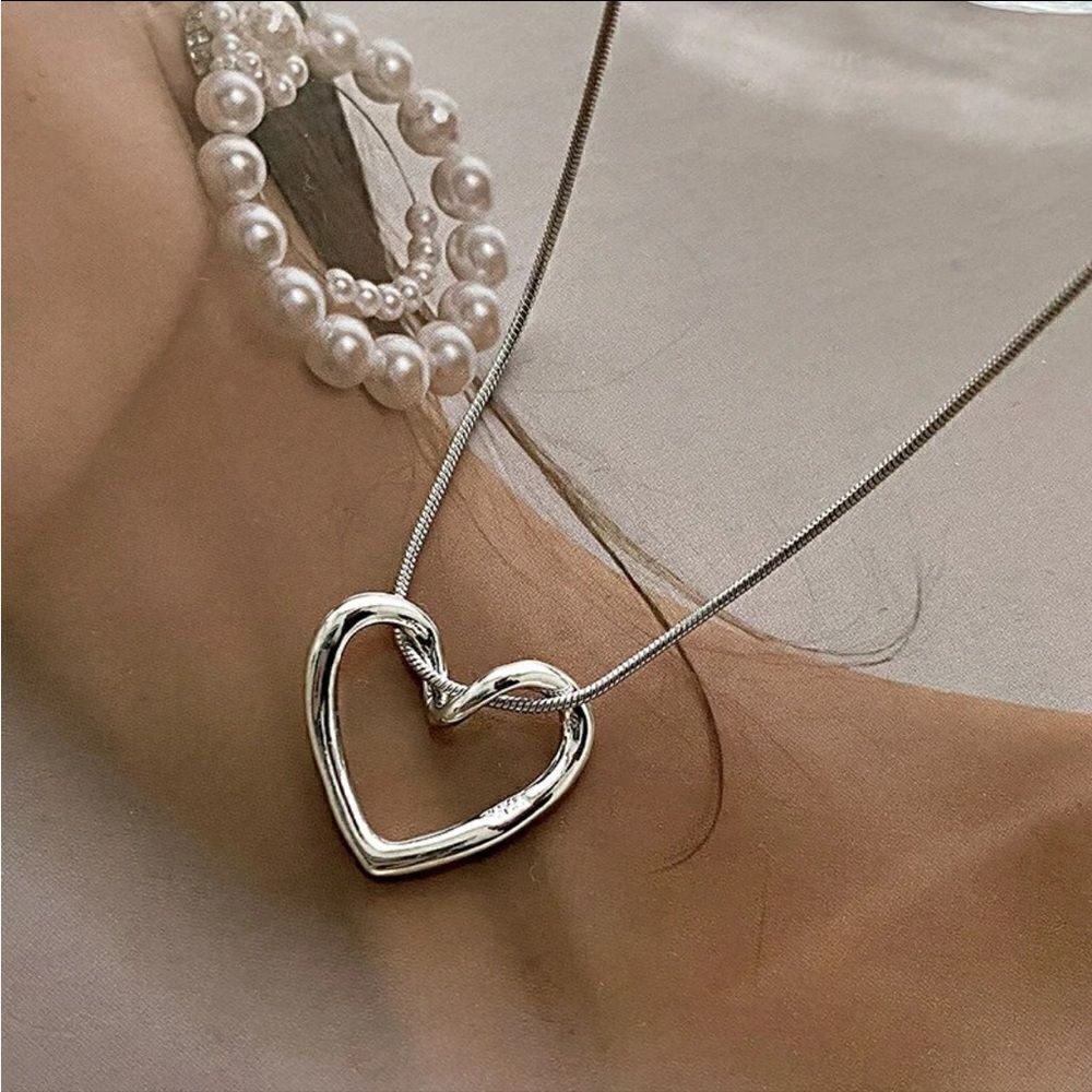 The SimplicityâHeartâpendantânecklaceâinâstainlessâsteel